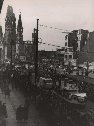 Rosenmontagszug 1952. Tauentzienstraße