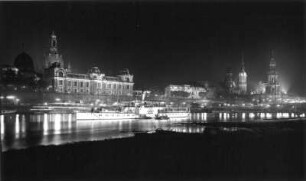 Dresden-Altstadt. Dampfer "Laubegast" auf der Elbe vor der Brühlschen Terrasse. Festillumination anläßlich des 100jährigen Bestehens der Sächsisch-Böhmischen Dampfschiffahrtsgesellschaft