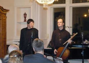 Soiree "Bertrand Roth und sein Dresdener-Musiksalon", die am 11. Januar 2004 in Roths schweizerischem Geburtsort Degersheim (Kanton St. Gallen) Premiere hatte; Stefan Eder (Pianist), Matthias Lorenz (Cellist)