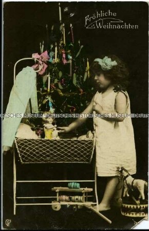 Weihnachtspostkarte, Mädchen am Weihnachtsbaum