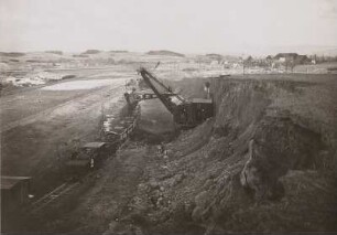 Grube Türchau - Abraumgewinnung auf 230 m-Sohle; im Hintergrund [Abbruch] Dorf Türchau