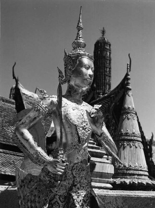 Kinnara Statue : Goldene Kinnara Statue im Großen Palast in Bangkok
