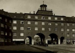 Berlin-Tempelhof. Siedlung Neu-Tempelhof-Bereich C 2. Ansicht des Torhauses am Hohenzollernkorso.