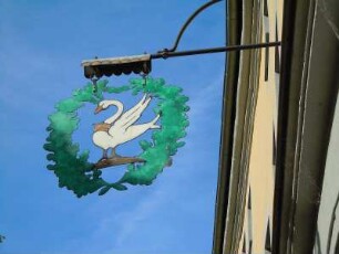 Erfurt - Gasthaus Zum weißen Schwan : Werbeschild des historischen Gasthauses Zum weißen Schwan an der Krämerbrücke in Erfurt, aufgenommen am 30. April 2012