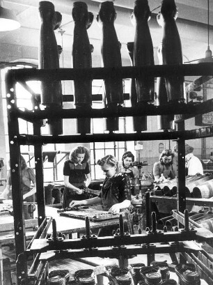 Hamburg-Harburg. Herstellung von Gummistiefeln in der Phoenix AG Hamburg. Zu dieser Zeit ein typischer Frauenberuf. Aufgenommen 1949