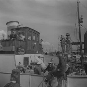 Stralsund. Hafen, Fähre MS Nautilus nach Neuendorf, Dranske und Wiek