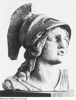 Kopf der Athene : Rietschel, Ernst. Kopf der Athene. Original vom Nordgiebel des Königlichen Hoftheaters in Dresden. Sandstein. Um 1838/1841. Schrägansicht nach rechts. Bautzen: Stadtmuseum