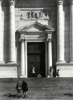 Treppenaufgang zur St. Ursen-Kathedrale