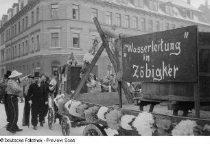 Kostümierte Narren bei einem Karnevalsumzug durch Markkleeberg