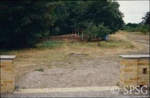 Potsdam, Park Sacrow, Absteckung der Wegtrasse westlich der Heilandskirche nach Planüberlagerung.