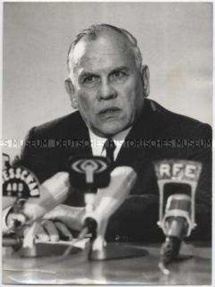 Bundestagspräsident Eugen Gerstenmaier bei einer Pressekonferenz im Reichstagsgebäude