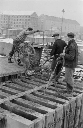 Dresden-Striesen. Baustelle Wohnungsbau (1955/1965). Männer beim Betonieren