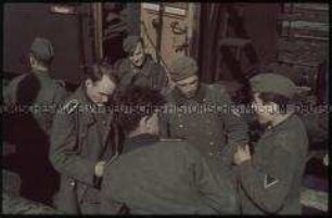 Soldaten vor einem Eisenbahnwaggon