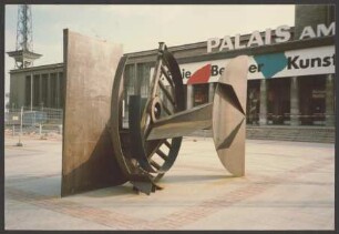 Installationsfoto von Bernhard Heiligers "Deus ex machina" vor dem Berliner Palais am Funkturm