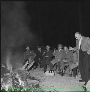 Lagerfeuer auf dem Gelände der Kernreaktor Bau- und Betriebsgesellschaft (KBB)