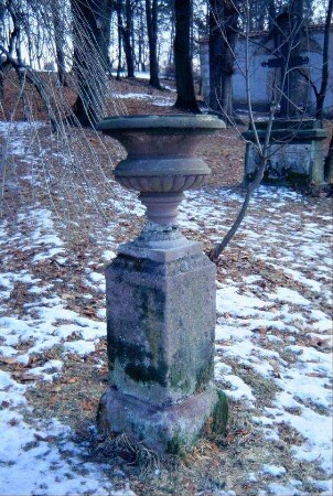 alter Friedhof: altes Grabmal, Schale auf einem Steinsockel