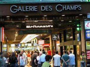 Champs Elysees abends