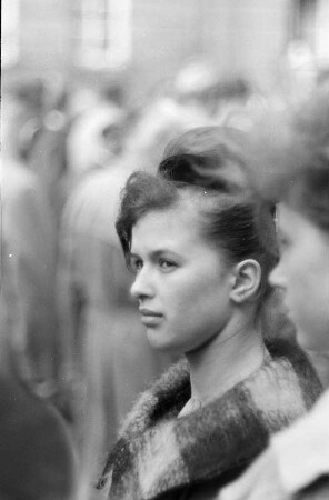 Porträt einer jungen Frau auf der Feier zum 1. Mai, Dessau