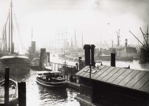 Hamburg, Hafen : Hamburg. Hafen. Ansicht mit Frachtseglern, Frachtdampfern sowie Schlepp- und Bugsierdampfern