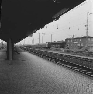 Bahnhof, Bahnsteig mit Überdachung. Blick nach Südost über Gleisanlagen auf Güterabfertigung : Dresden-Reick, Oskar-Röder-Straße 5. Bahnhof, Bahnsteig mit Überdachung. Blick nach Südost über Gleisanlagen auf Güterabfertigung