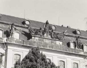 Jagdschloss Hubertusburg, südlicher Seitenflügel, Trophäengruppe und Statuen (Sandstein)