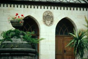 Detail Schloss: Eingangsportal mit Wappen