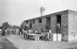 Richtfest für den Wiederaufbau des im Dezember 1975 abgebrannten Kindertagesheims der Arbeiterwohlfahrt in der Siedlung Kleinseeäcker