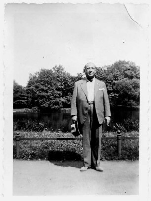 Theodor Blumer (1881-1964; Komponist, Dirigent). Fotografie im Freien, Leipzig 1937