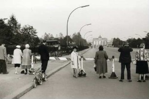 Mauerbesucher am Sowjetischen Ehrendenkmal mit Blick auf das Brandenburger Tor
