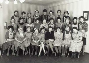 Gruppenbild einer Frauenbrigade mit Karnevalshüten