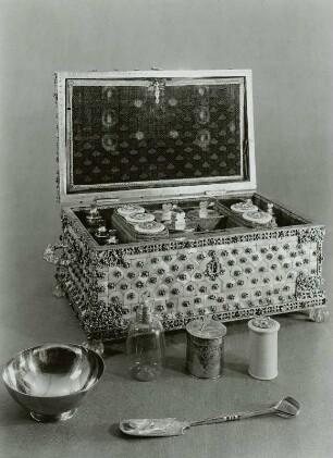 Großes Schmuck-, Arznei- oder Apothekerkästchen, getragen von 4 Bergkristallkugeln