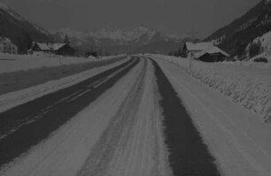 Bichlbach: Straße bei Bichlbach mit Tannheimer Gruppe