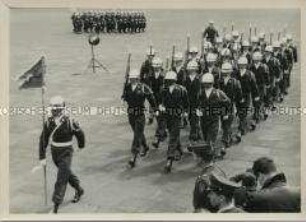 Marschierende Soldaten bei Parade amerikanischer Truppen auf dem Gelände des Flughafens Tempelhof