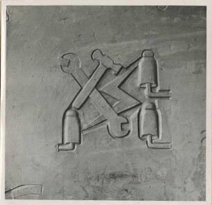 Relief Berufssymbol Elektriker: Isolatoren, Blitz, Hammer, Schraubenschlüssel: Tonmodell