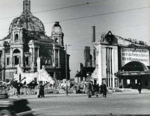 Hamburg-St. Pauli. Millerntorplatz. Die Ruine der 1943 zerstörten Volksoper. Aufgenommen 1947
