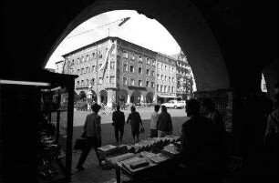Rosenheim: Max-Joseph-Platz, Blick aus Kolonnade
