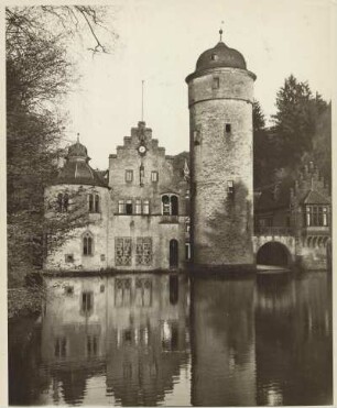 Unterfranken. Wasserschloss Mespelbrunn im Spessart (erste Hälfte 15. Jahrhundert)