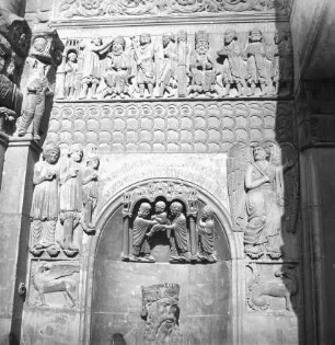 Fidenza, Dom S. Donnino, Westfassade, Mittelportal, nördl. Wandabschnitt (li.), Reliefs, plastische Details