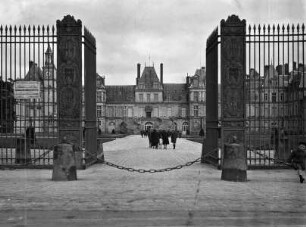 Château de Fontainebleau — Cour du Cheval Blanc — Porte d'Aigle