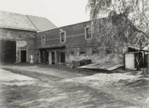 Brabschütz-Podemus, Hauptstraße 7. Bauernhof (bez. 1804). Stallgebäude