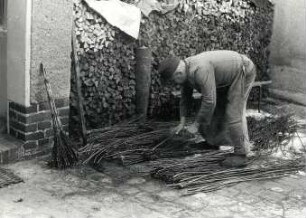 Korbflechterei in Klein Neida : Handwerkstechniken - Korb- und Besenmacherei. Ort: Wojerecy / Hoyerswerda. Matej Tillich aus Klein Neida beim Sortieren der Korbweiden