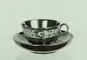 Tasser mit Untertasse und Goldlusterdekor