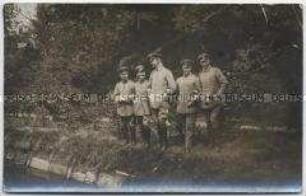 Soldaten des Infanterie Regiments Nr. 213 an einem Kanal