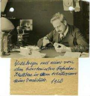Wilhelm Doegen mit einer von ihm entwickelten Schalldose