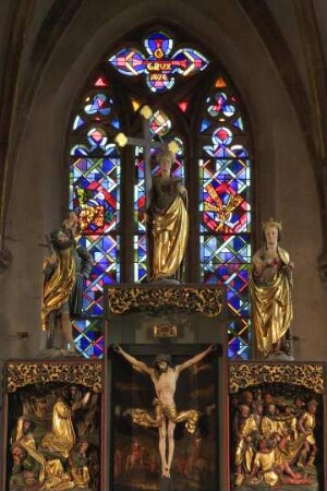 Frankreich. Alsace. Haut Rhin. Kaysersberg. Eglise de Sainte Croix innen. Retabel Kirchenfenster am Hauptaltar
