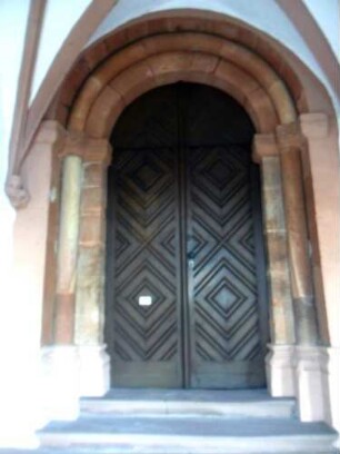 Stiftskirche-Langhaus im Norden-Romanisches Portal im Nordnordwesten (abgetreppt mit Rundsäulenunterteilung) sowie Kopfkonsole mit aufgehenden Kreuzrippen