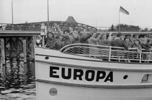 Dampferfahrt von Treptow : Winkende Schiffspassagiere auf dem Schiff "Europa"