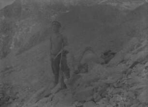 Expeditionsmitglied mit Steinbock : Ein Mitglied der Expedition mit einem erlegtem Steinbock im Tians Shan Hochgebirge