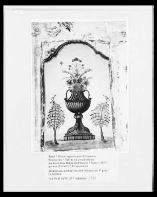 Zyklus mit verschiedenen Stadtansichten, Häfen und Pflanzen — Blumenvase, gerahmt von zwei Bäumen mit Vögeln
