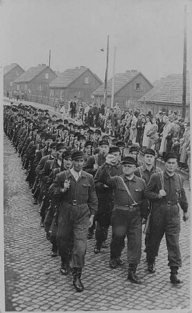 Demonstrationszug der Kampfgruppen des Eisenwerks Erla : Demonstrationszug der Kampfgruppen des Eisenwerks Erla